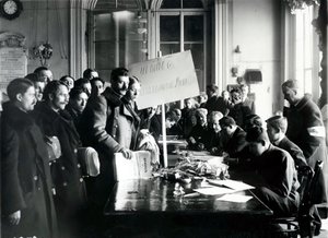 Inscripción de milicia en el salón del Ayuntamiento, San Petersburgo, marzo de 1917